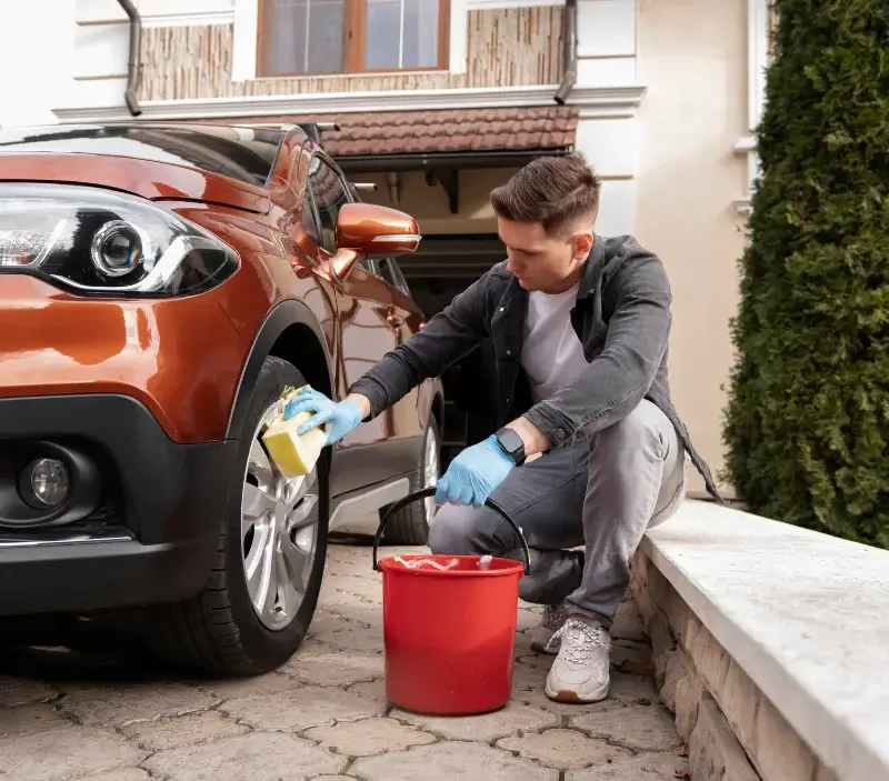 Lavage auto à domicile Vaugneray : professionnel intervenant sur un véhicule